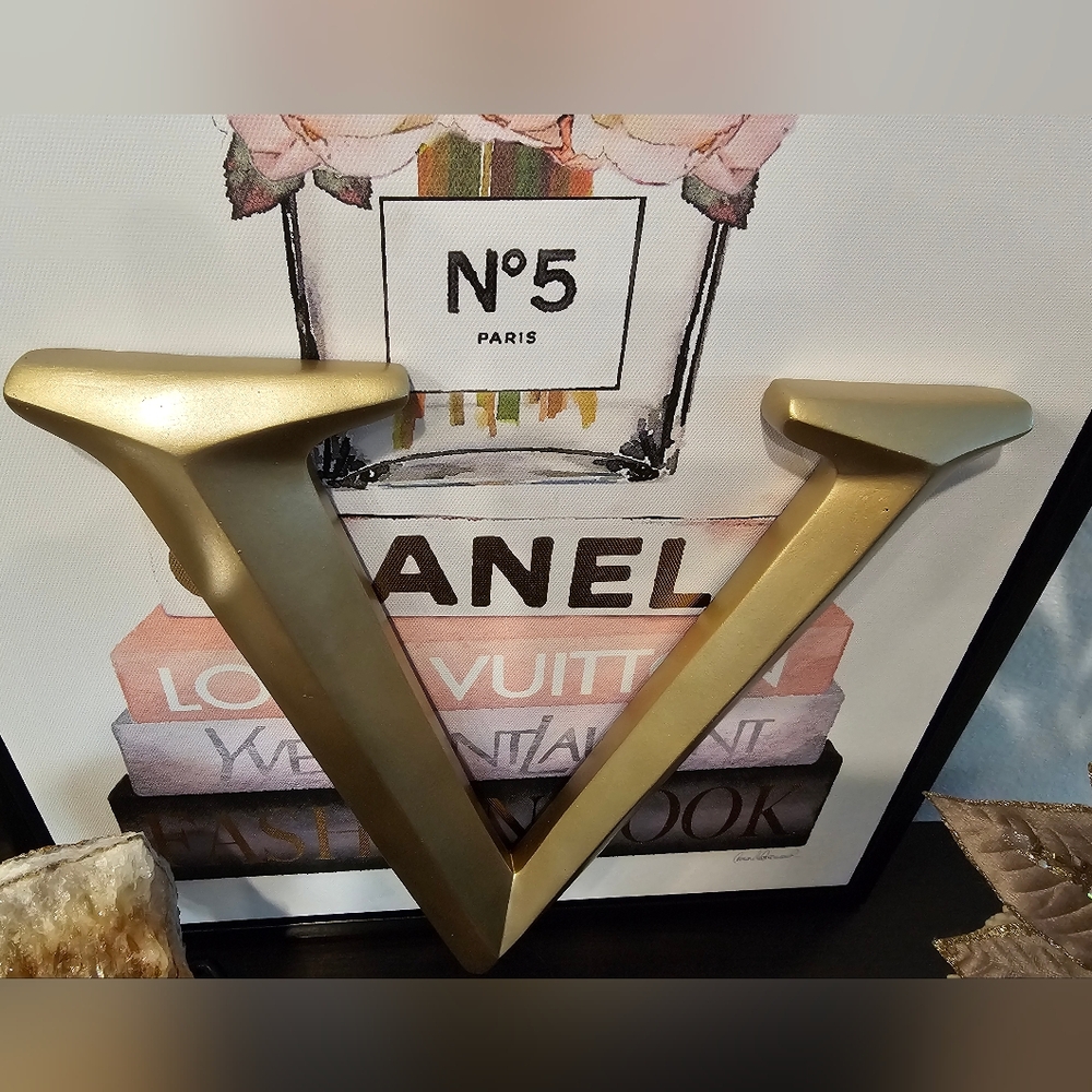 Gold Decorative Resin Letter V - Picture 4 of 5